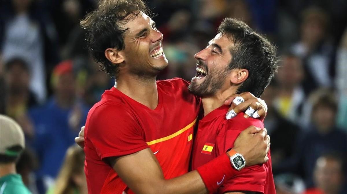 Rafael Nadal y Marc López se abrazan tras conquistar el oro olímpico en dobles.