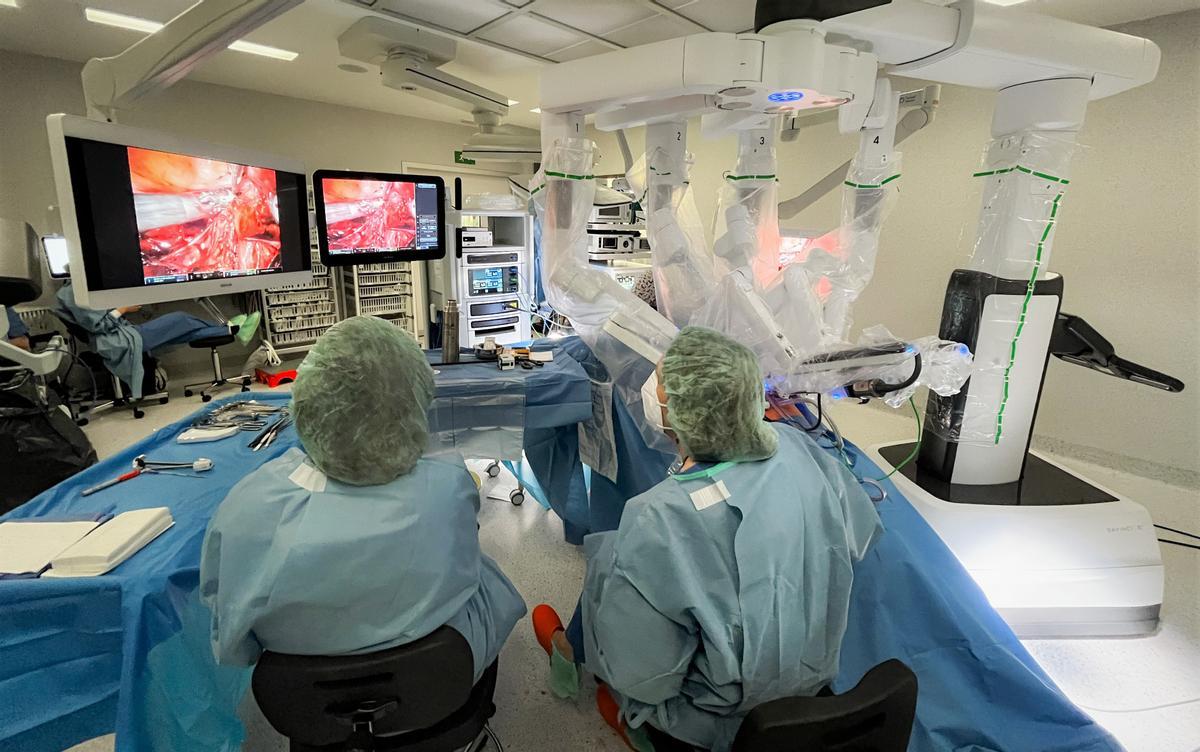 L’Hospital de Bellvitge adquireix un tercer robot Da Vinci per incrementar un 55% l’activitat robòtica