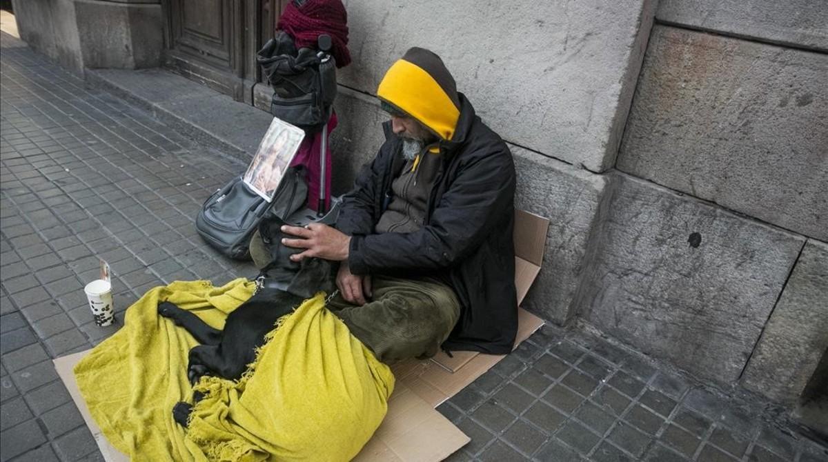 Sintecho en una calle de Barcelona. Sintecho en una calle de Barcelona.