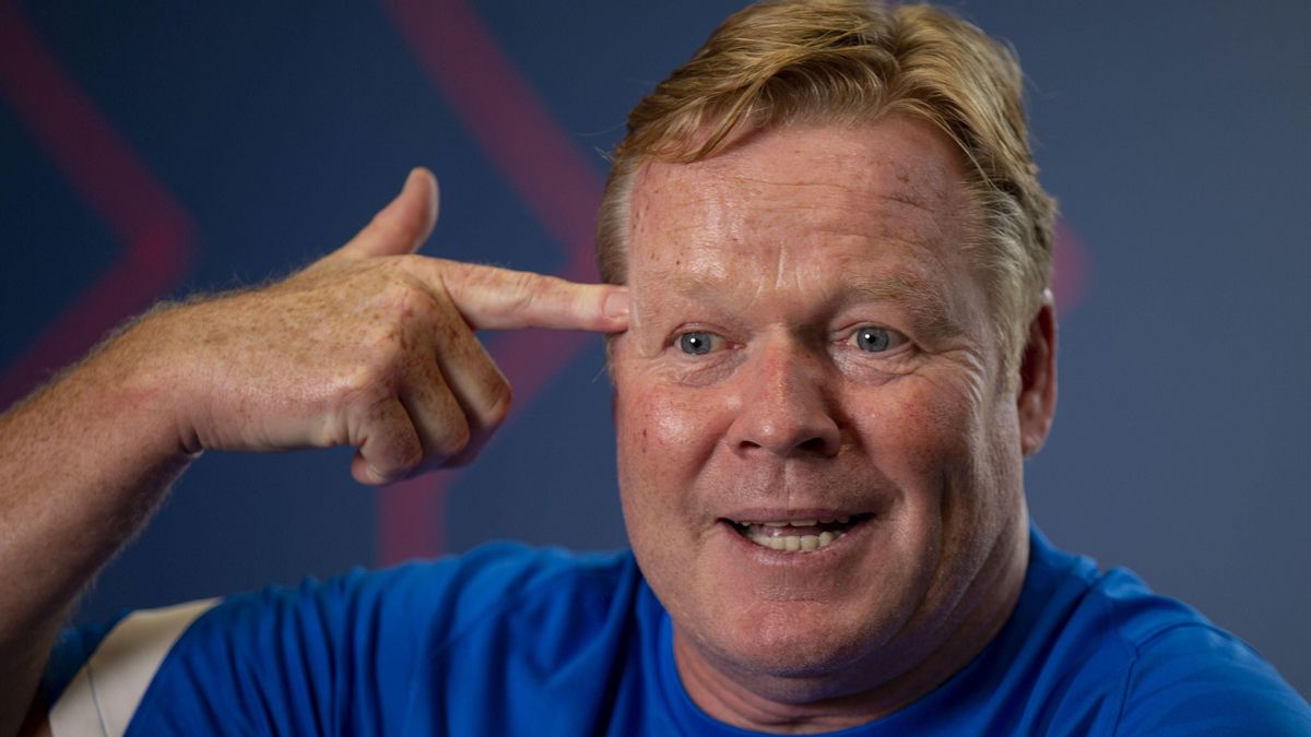 Koeman gesticula durante la entrevista. Koeman gesticula durante la entrevista.