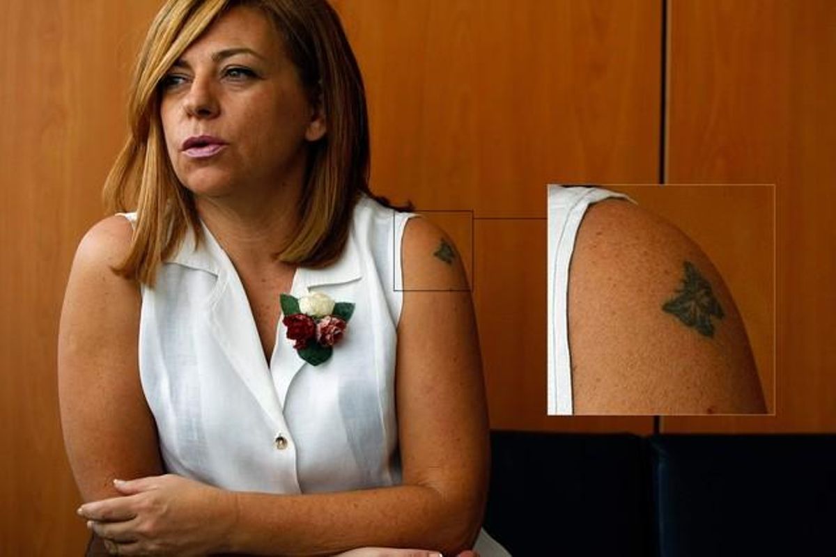 Elena Valenciano, con su tatuaje aumentado. Elena Valenciano, con su tatuaje aumentado.
