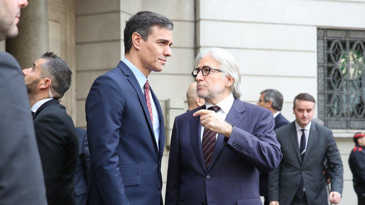 El presidente de Foment del Treball, Josep Sánchez Llibre (derecha), recibe al presidente del Gobierno, Pedro Sánchez (izquierda), a las puertas de la sede de la patronal catalana en febrero del 2020.