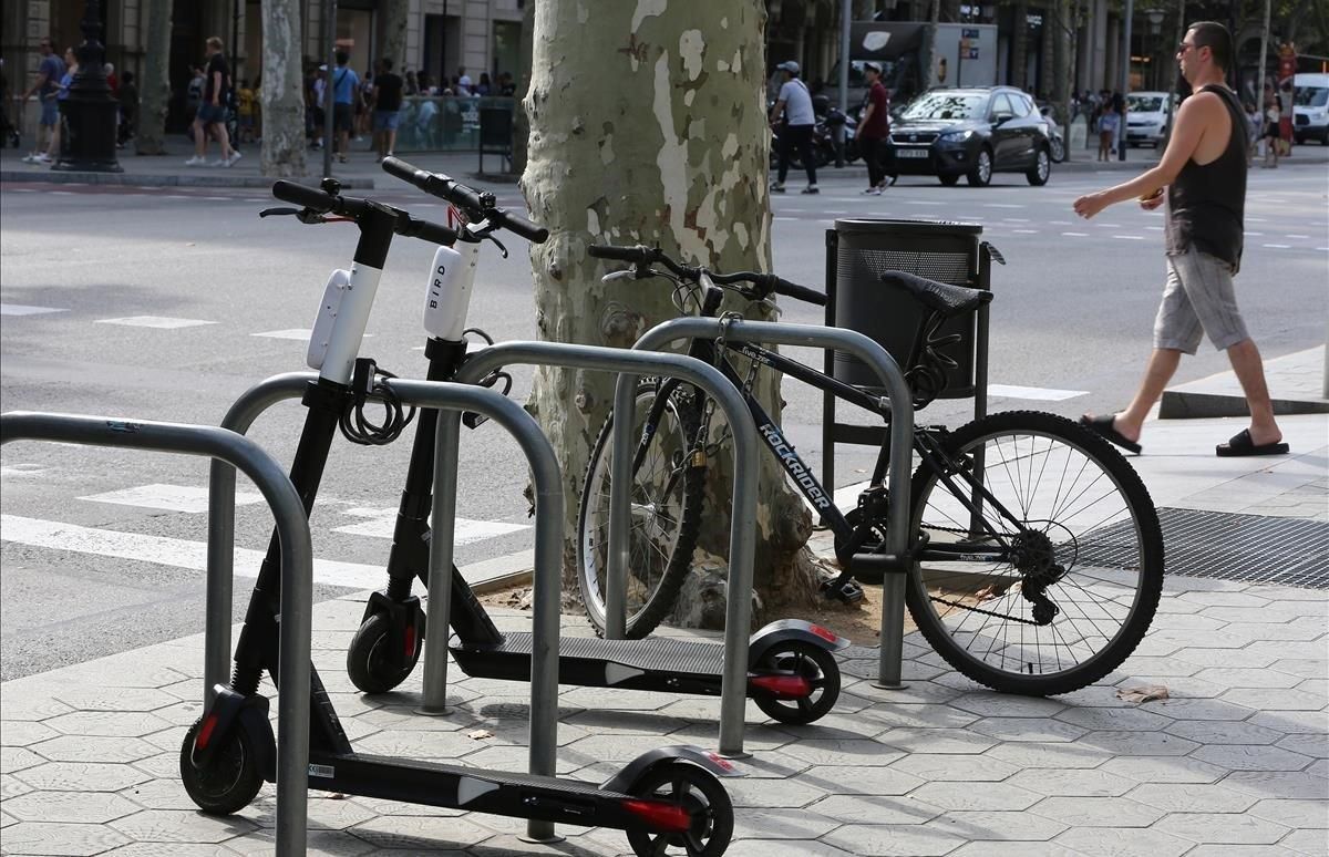 L'ajuntament promet (una altra vegada) buidar de vehicles les voreres L'ajuntament promet (una altra vegada) buidar de vehicles les voreres