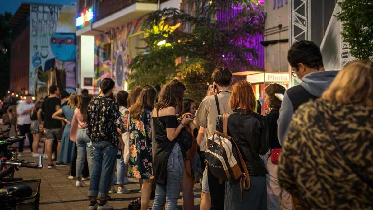 Asistentes a un club en Berlín esperan para hacerse un test del coronavirus que les permita entrar a la sala. Asistentes a un club en Berlín esperan para hacerse un test del coronavirus que les permita entrar a la sala.