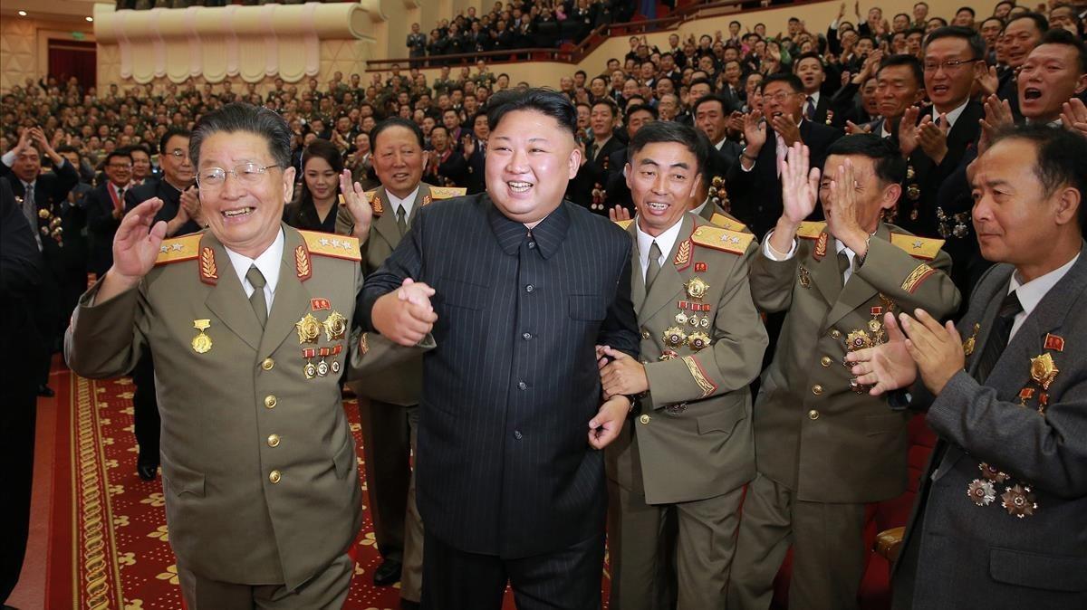 Kim Jong-un celebra con altos oficiales un banquete por el último test nuclear de Pionyang, en una imagen difundida el 10 de septiembre. Kim Jong-un celebra con altos oficiales un banquete por el último test nuclear de Pionyang, en una imagen difundida el 10 de septiembre.