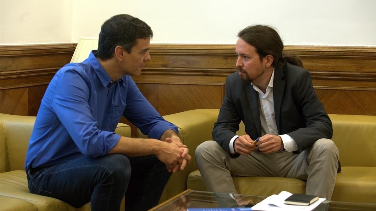 Los líderes del PSOE, Pedro Sánchez, y de Podemos, Pablo Iglesias, durante una reunión en el Congreso, en junio del 2017. Los líderes del PSOE, Pedro Sánchez, y de Podemos, Pablo Iglesias, durante una reunión en el Congreso, en junio del 2017.