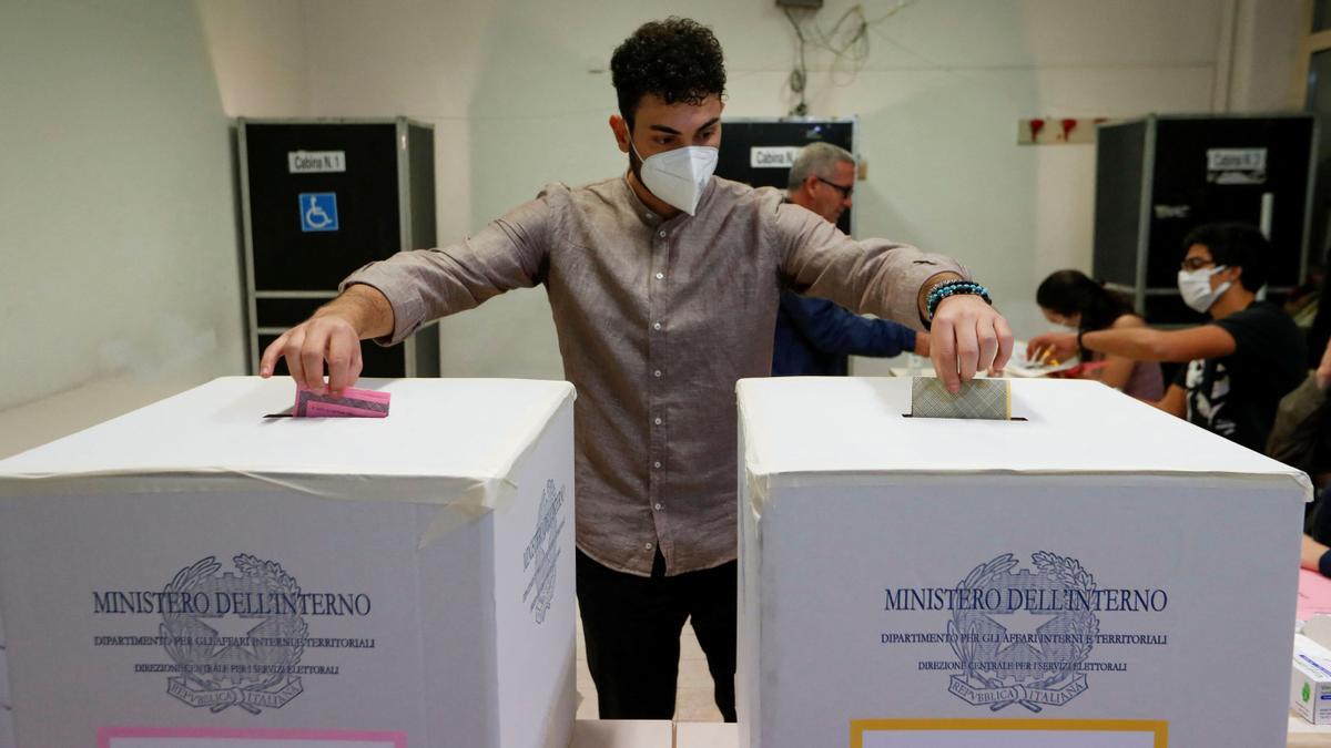L’affluenza alle urne ha superato le aspettative nelle prime ore delle cruciali elezioni italiane