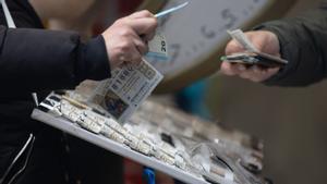 Una persona compra Lotería de Navidad en Madrid el pasado día 9.