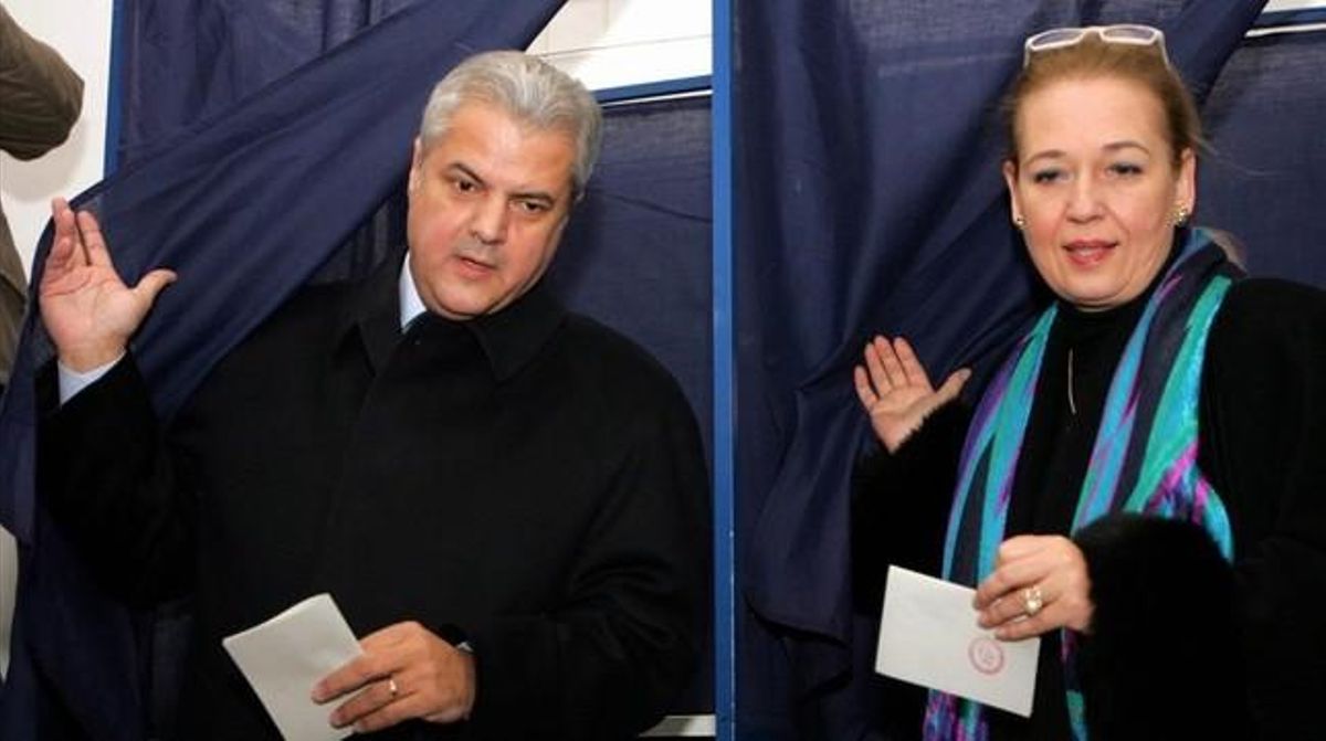 El exprimer ministro Adrian Nastase y su esposa, Dana, en unas elecciones en Bucarest, en diciembre del 2004. El exprimer ministro Adrian Nastase y su esposa, Dana, en unas elecciones en Bucarest, en diciembre del 2004.