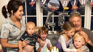 Hilaria y Alec Baldwin posan con sus cuatro hijos mayores.