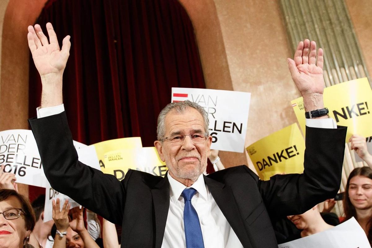 El futuro presidente austriaco, el ecologista Alexander Van der Bellen, celebra su victoria. El futuro presidente austriaco, el ecologista Alexander Van der Bellen, celebra su victoria.