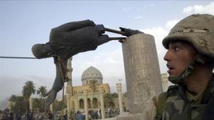 El marine Kirk Dalrymple mira como cae la estatua de Sadam Husein el día de la caída de Bagdad.