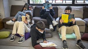 Un grupo de alumnos lee durante un descanso de la jornada escolar, en Barcelona.