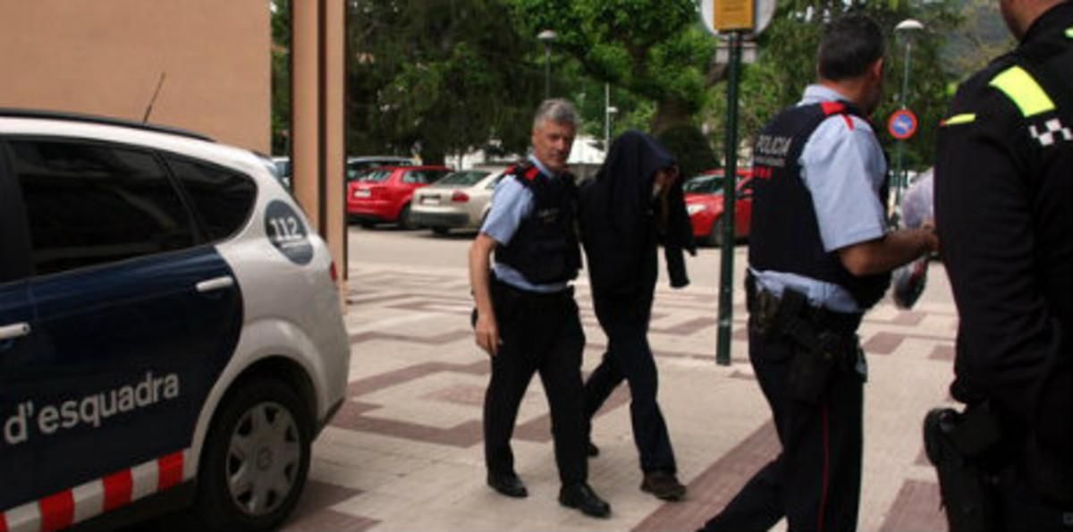 Agentes de los Mossos entregan al conductor al juez de Santa Coloma, el pasado mes de mayo. Agentes de los Mossos entregan al conductor al juez de Santa Coloma, el pasado mes de mayo.