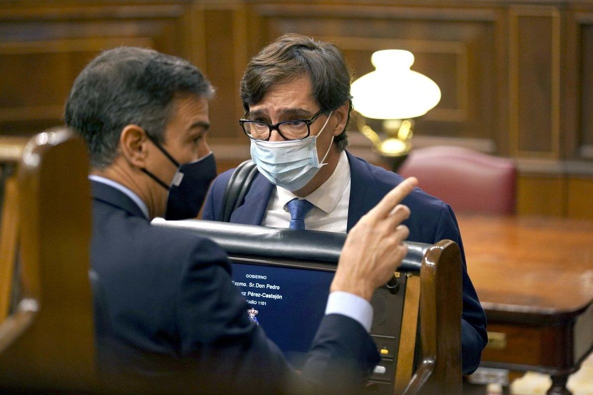 El presidente del Gobierno, Pedro Sánchez, charla con el ministro de Sanidad, Salvador Illa, el pasado 21 de octubre en el Congreso. El presidente del Gobierno, Pedro Sánchez, charla con el ministro de Sanidad, Salvador Illa, el pasado 21 de octubre en el Congreso.