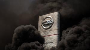 Trabajadores de Nissan queman neumáticos frente a la planta de Zona Franca, en protesta por su cierre.