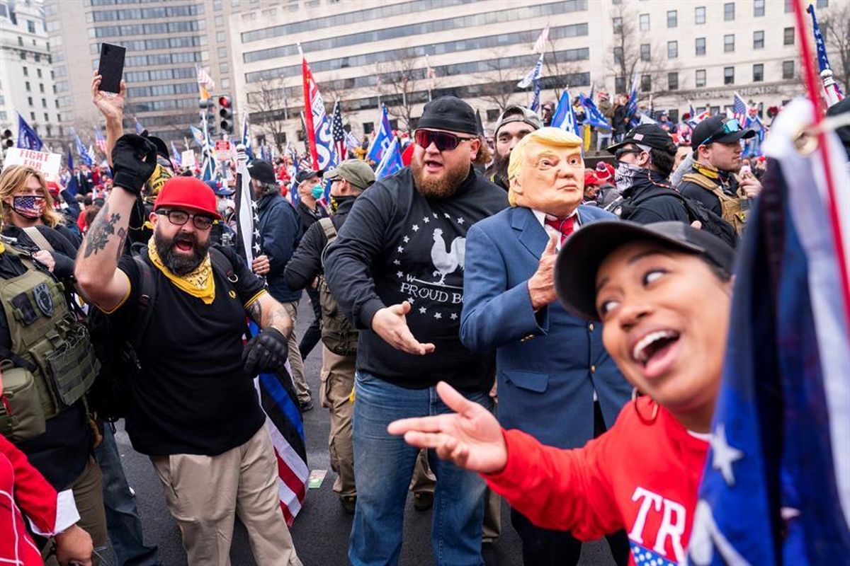 Miembros del grupo de extrema derecha Proud Boys, durante la manifestación. Miembros del grupo de extrema derecha Proud Boys, durante la manifestación.