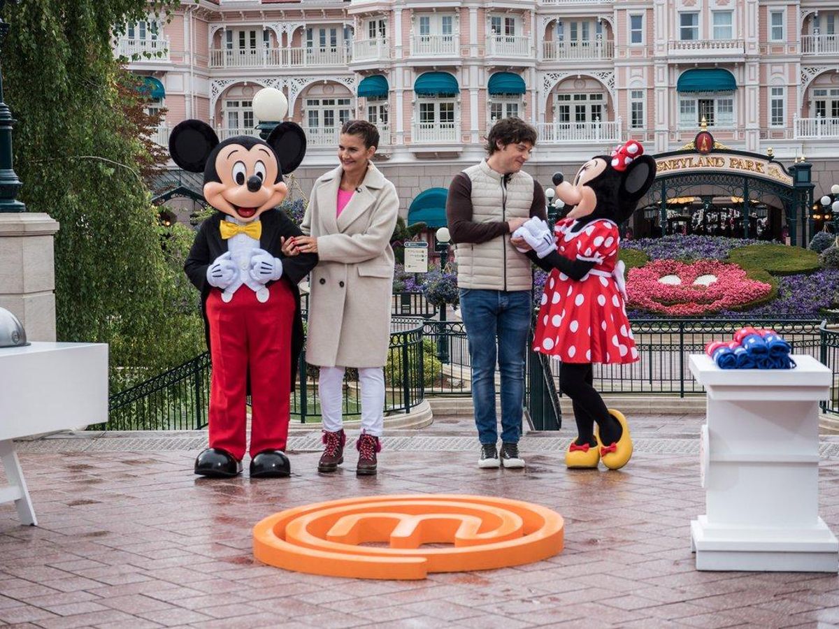 Samanta Vallejo-Nágera y Jordi Cruz en Disneyland París con Minnie y Mickey Mouse. Samanta Vallejo-Nágera y Jordi Cruz en Disneyland París con Minnie y Mickey Mouse.