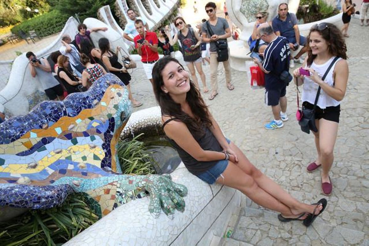 Andrea García, sentada, vive al lado del Parque Güell. Andrea García, sentada, vive al lado del Parque Güell.