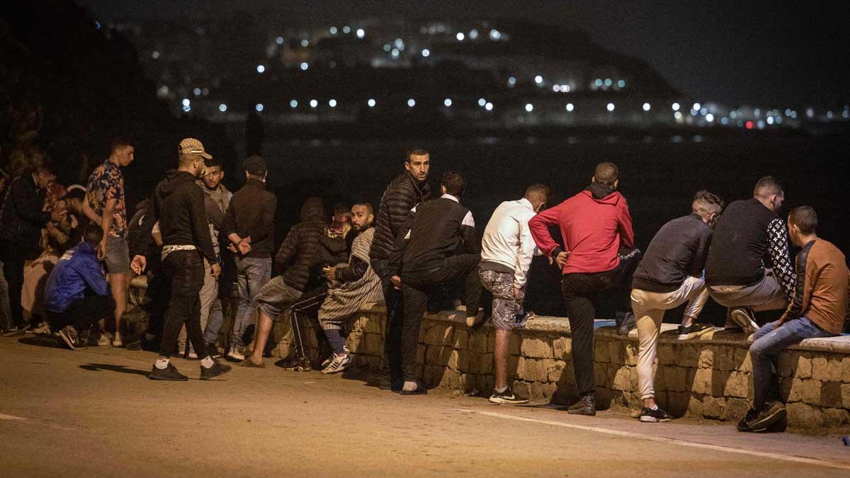 Noche de tensión en Ceuta por la entrada de miles de inmigrantes. En la foto, jóvenes en Fnideq, poco antes de intentar cruzar hacia España por Ceuta.