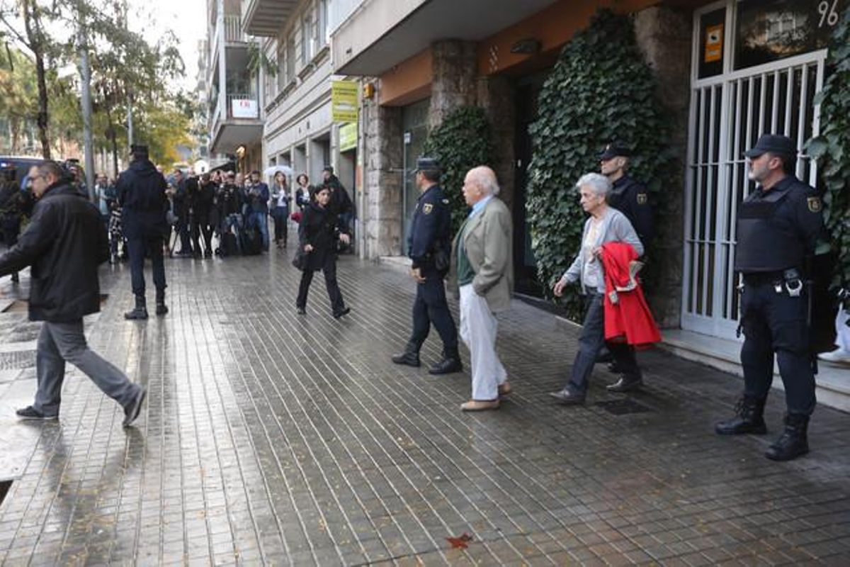 Jordi Pujol y Marta Ferrusola, este martes, abandonando su vivienda, que ha sido registrado por la Policía Nacional. Jordi Pujol y Marta Ferrusola, este martes, abandonando su vivienda, que ha sido registrado por la Policía Nacional.