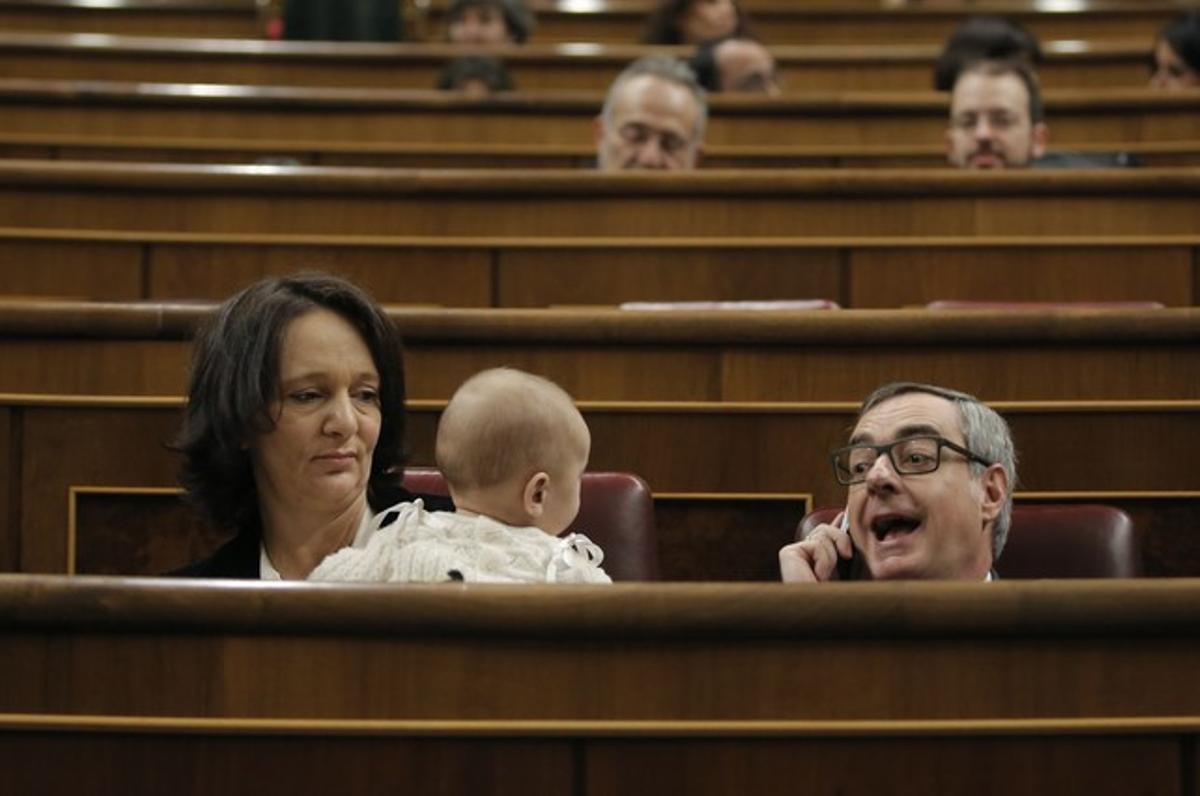 Carolina Bescansa, con su bebé en brazos, en su escaño del Congreso.