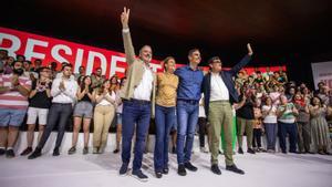 Jaume Collboni, Meritxell Batet, Pedro Sánchez y Salvador Illa durante un acto del PSOE en Barcelona, este domingo.