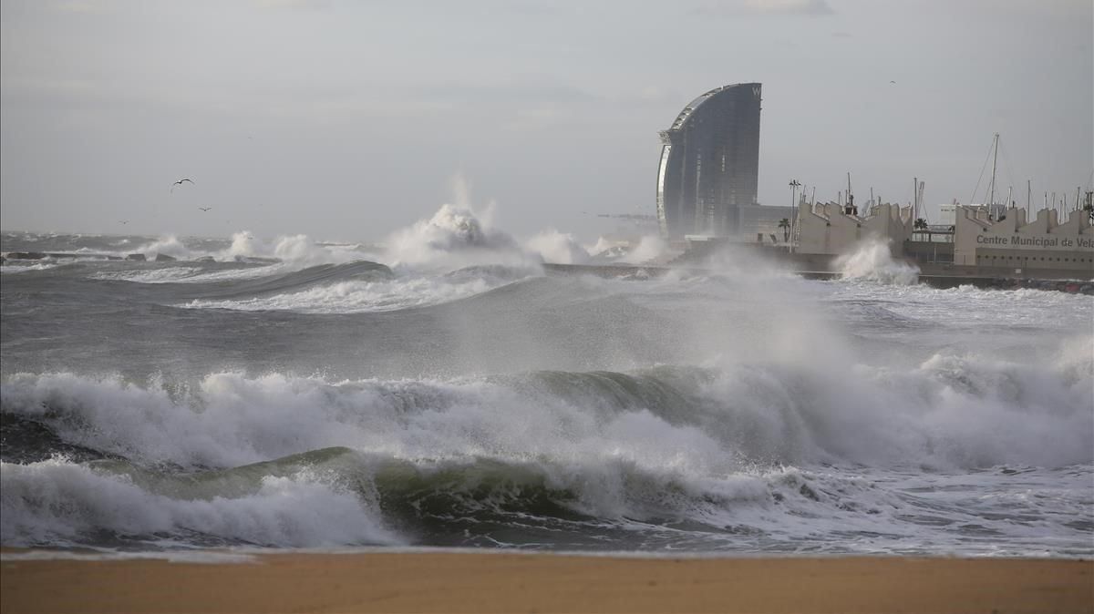 Oleaje en la playa de la Mar Bella, en Barcelona. Oleaje en la playa de la Mar Bella, en Barcelona.