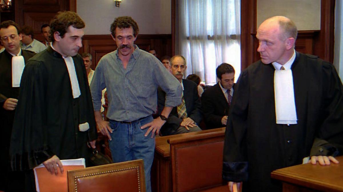 El abogado Paul Ekaert (a la derecha), durante el juicio sobre la deportación del presunto etarra Enrique Pagoaga Gallastegi (en el centro), en el 2001.