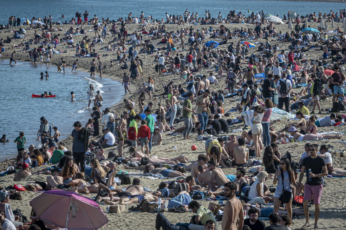 La playa de la Barceloneta, este domingo. La playa de la Barceloneta, este domingo.