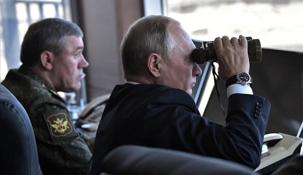 Putin observa con unos prismáticos el desarrollo de las maniobras militares en Tsugol. Putin observa con unos prismáticos el desarrollo de las maniobras militares en Tsugol.