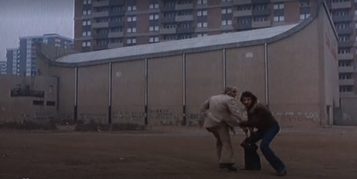 Escena del atropello de ’Perros callejeros’, película de José Antonio de la Loma.