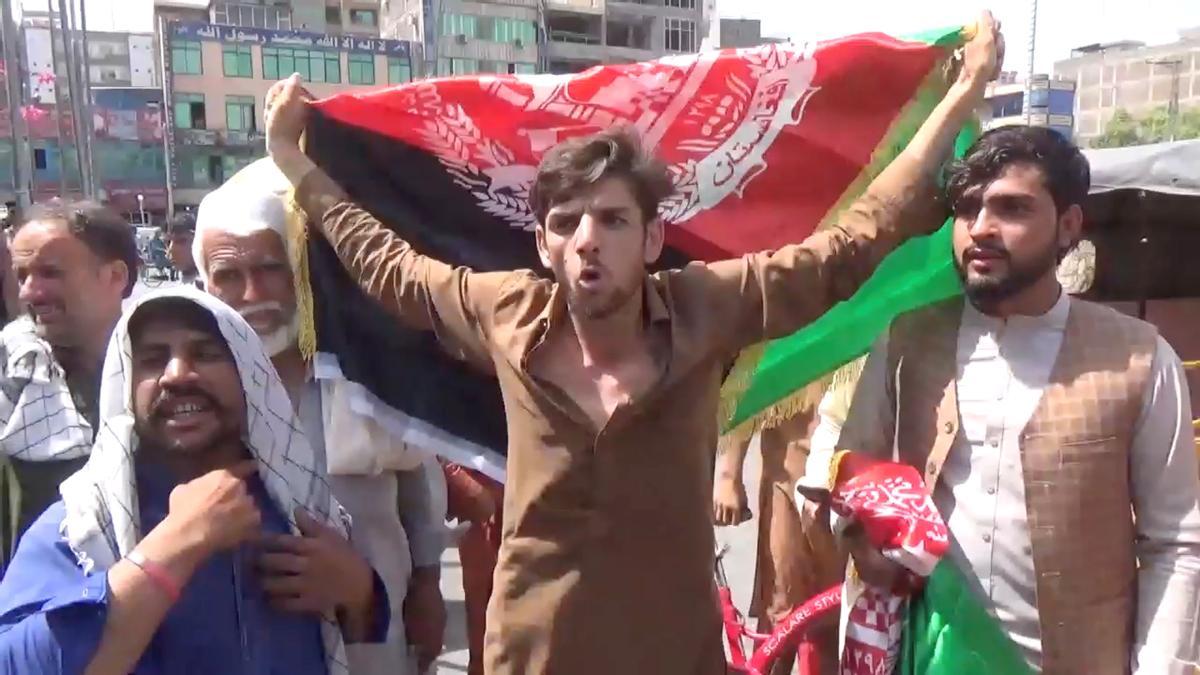 Un grupo de manifestantes porta banderas afganas durante una protesta contra los talibanes este miércoles en Jalalabad. 