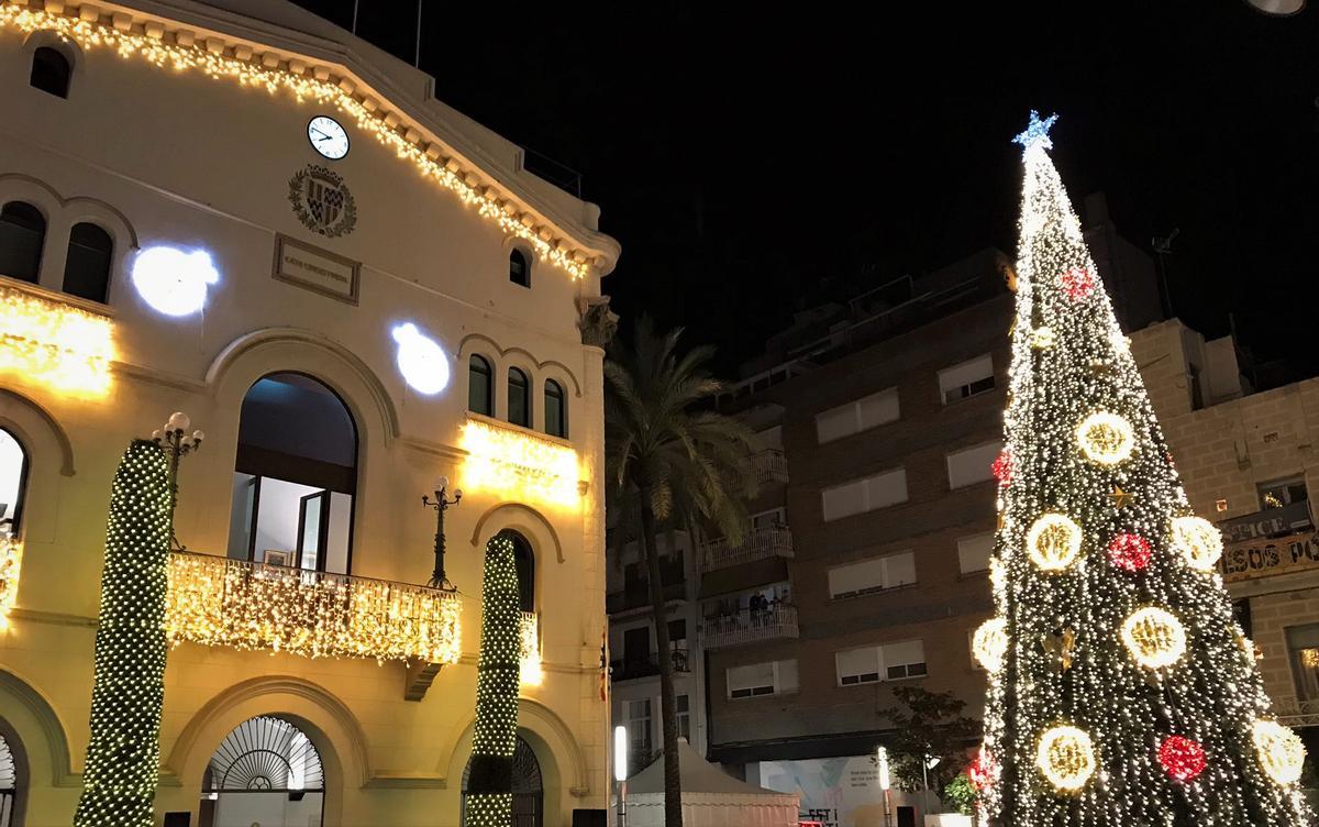 Fachada del Ayuntamiento de Badalona con la iluminación navideña.