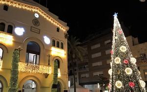 Fachada del Ayuntamiento de Badalona con la iluminación navideña.