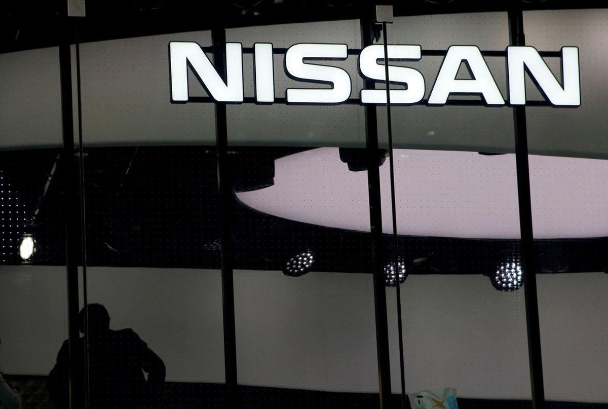 El logotipo de Nissan en una sala de exhibición en Japón. El logotipo de Nissan en una sala de exhibición en Japón.