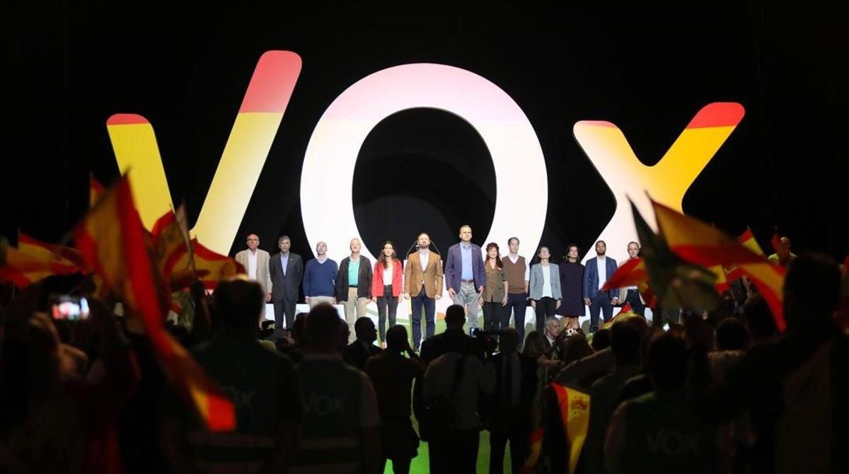 Mitin de Vox el 7 de octubre de 2018 en el palacio de Vistalegre de Madrid, el gran acto de presentación antes de las elecciones andaluzas de diciembre. Mitin de Vox el 7 de octubre de 2018 en el palacio de Vistalegre de Madrid, el gran acto de presentación antes de las elecciones andaluzas de diciembre.