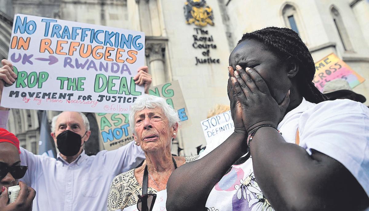 Protesta en Londres contra las deportaciones de solicitantes de asilo desde el Reino Unido a Ruanda. 