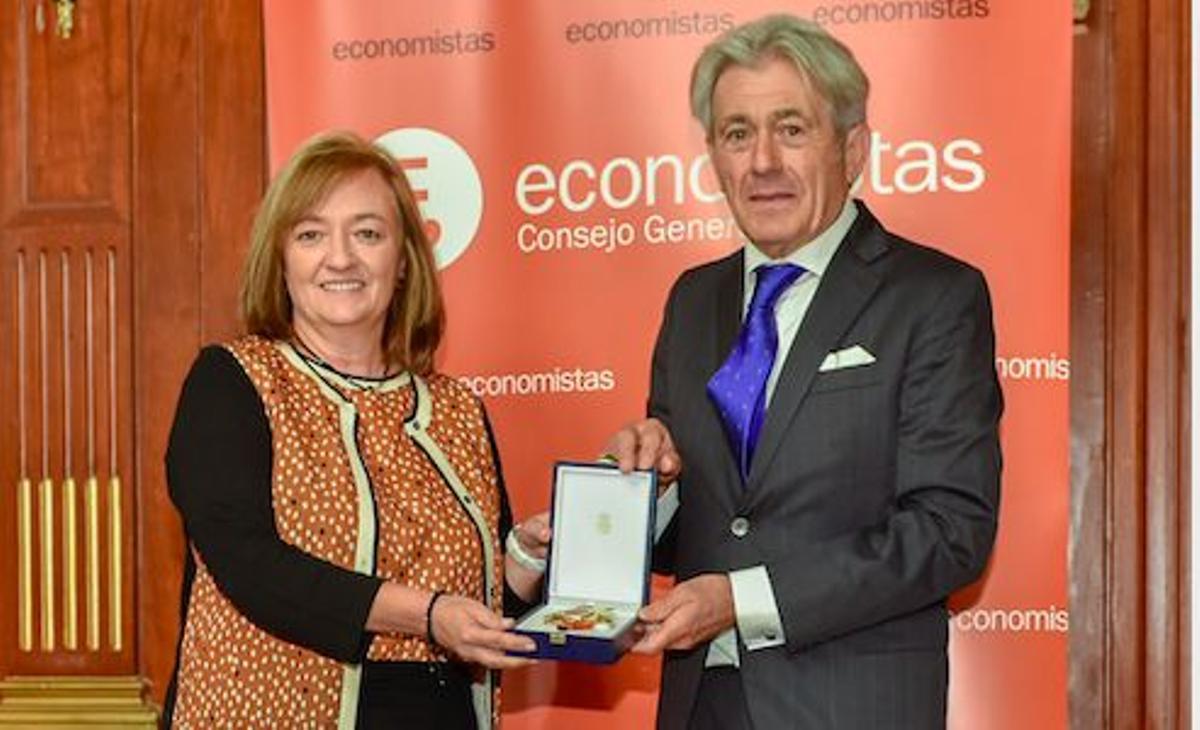 La presidente de la Airef, Cristina Herrero, recibe la Gran Cruz del Consejo General de Economistas de España, de manos de su presidente, Valentí Pich.