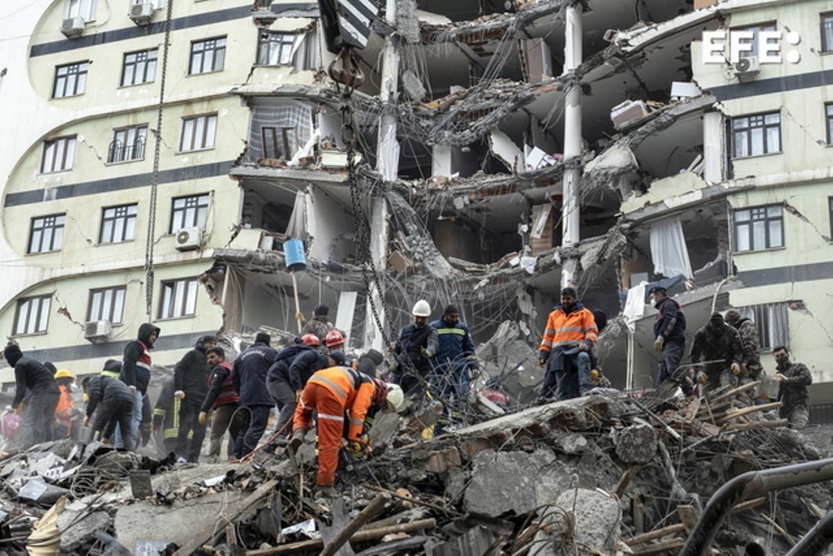 Socorristas fueron registrados este lunes, 6 de febrero, al buscar supervivientes en medio de los escombros de un edificio parcialmente derrumbado en Diyarbakir (Turquía), luego de los dos fuertes terremotos que esta madrugada azotaron a Siria y a Turquía. EFE/ Refik Tekin