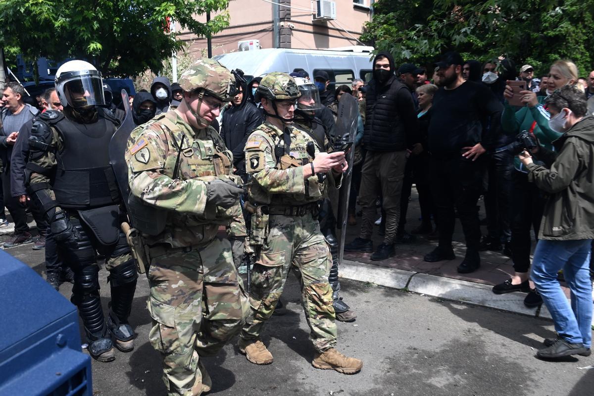 Soldados de la OTAN de la fuerza internacional de mantenimiento de la paz en Kosovo llegan al ayuntamiento de Zvecan, donde se han registrado protestas entre serbios y la policía kosovar.