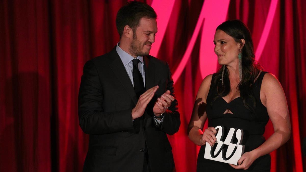 La modelo Candice Huffine recibe el premio Woman de manos de Antonio Asensio.