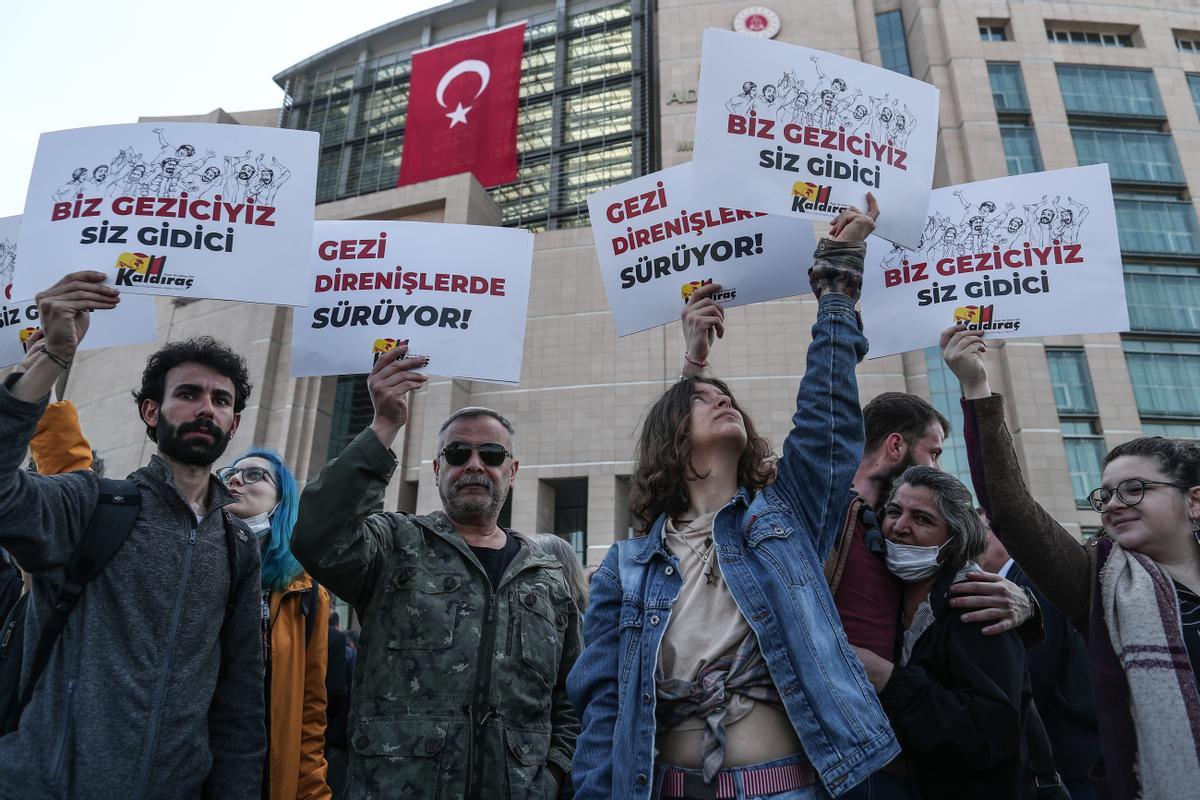 Manifestantes frente al juzgado donde comparece Osman Kavala.