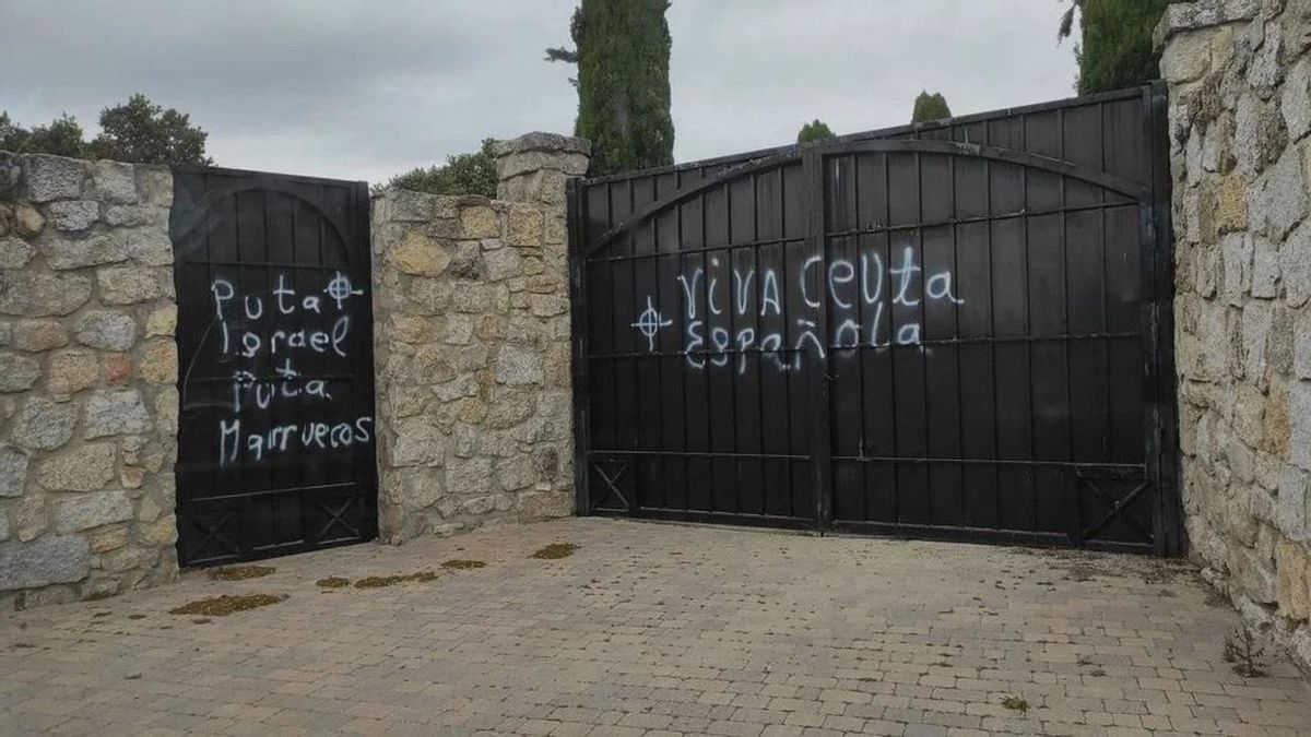 Pintadas realizadas en el cementerio judío de Hoyo de Manzanares (Madrid) el pasado sábado. Pintadas realizadas en el cementerio judío de Hoyo de Manzanares (Madrid) el pasado sábado.