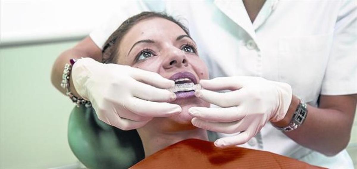 EN LA CONSULTA.Núria Osorio, paciente de la odontóloga Sandra Raya, en una visita de control de la férula de descarga que lleva para rebajar la tensión muscular y el desgaste de los dientes provocados por el bruxismo.