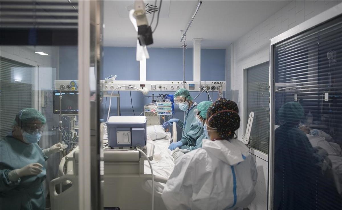 Personal sanitario atiende a un paciente con covid-19 en la uci del Hospital del Mar  