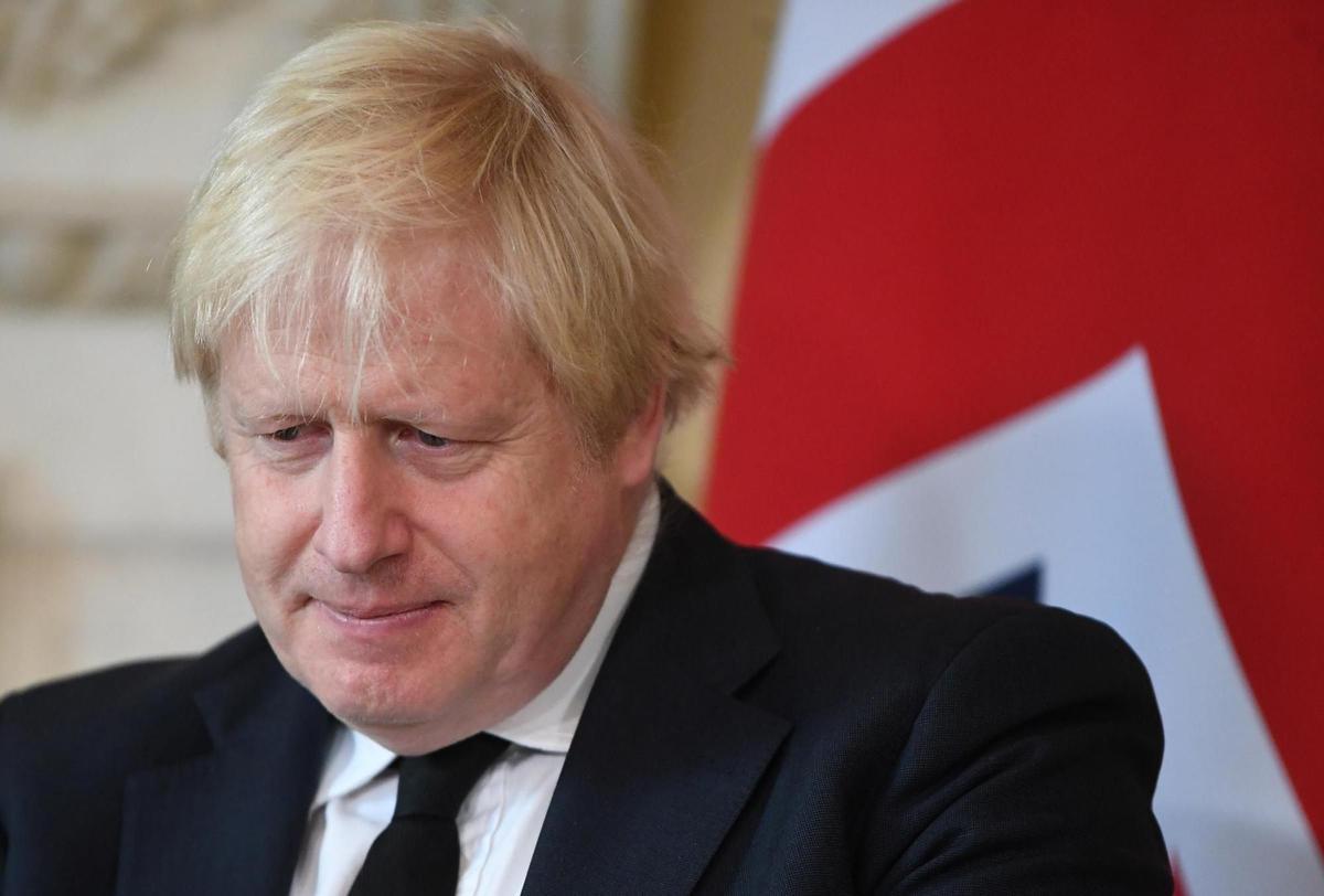 El primer ministro británico, Boris Johnson, volvió este miércoles a amenazar con activar el artículo 16 del protocolo de Irlanda del Norte, que suspende ese acuerdo, si las negociaciones con la Unión Europea (UE) no fructifican. EFE/EPA/NEIL HALL