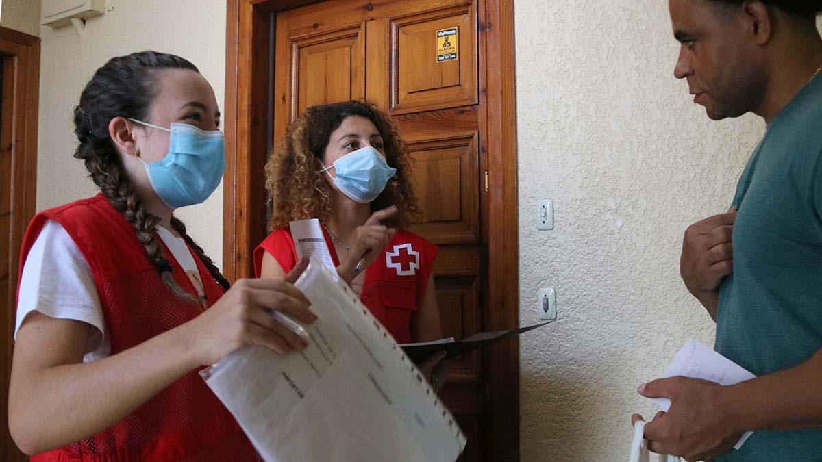 Voluntarias de la Creu Roja en el Alt Penedès reparten material escolar a familias necesitadas.