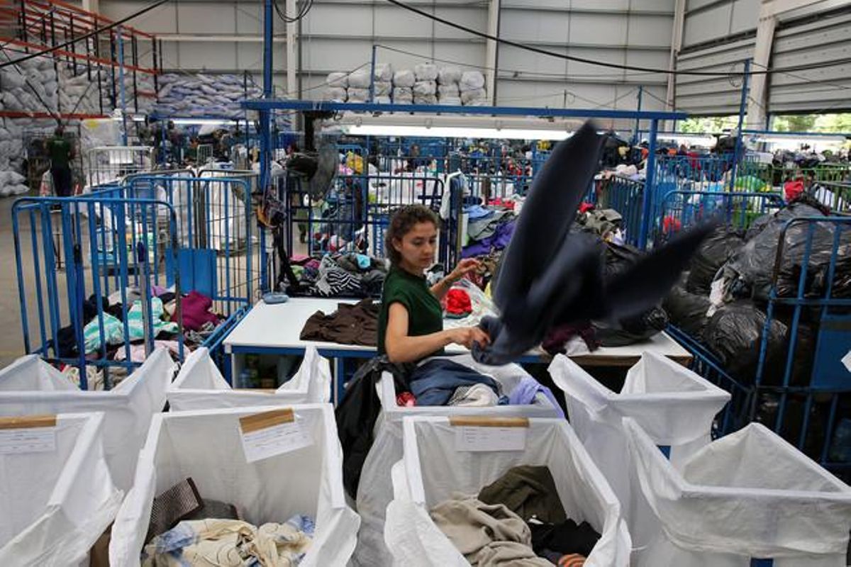 Contenedores de recogida de ropa de la empresa Humana, en el polígono L’Ametlla Park. Contenedores de recogida de ropa de la empresa Humana, en el polígono L’Ametlla Park.