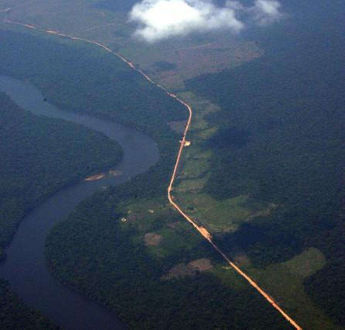Vista aérea de la selva amazónica, que muestra la deforestación a lo largo de ambos lados de la carretera Trans-Amazónica. Vista aérea de la selva amazónica, que muestra la deforestación a lo largo de ambos lados de la carretera Trans-Amazónica.